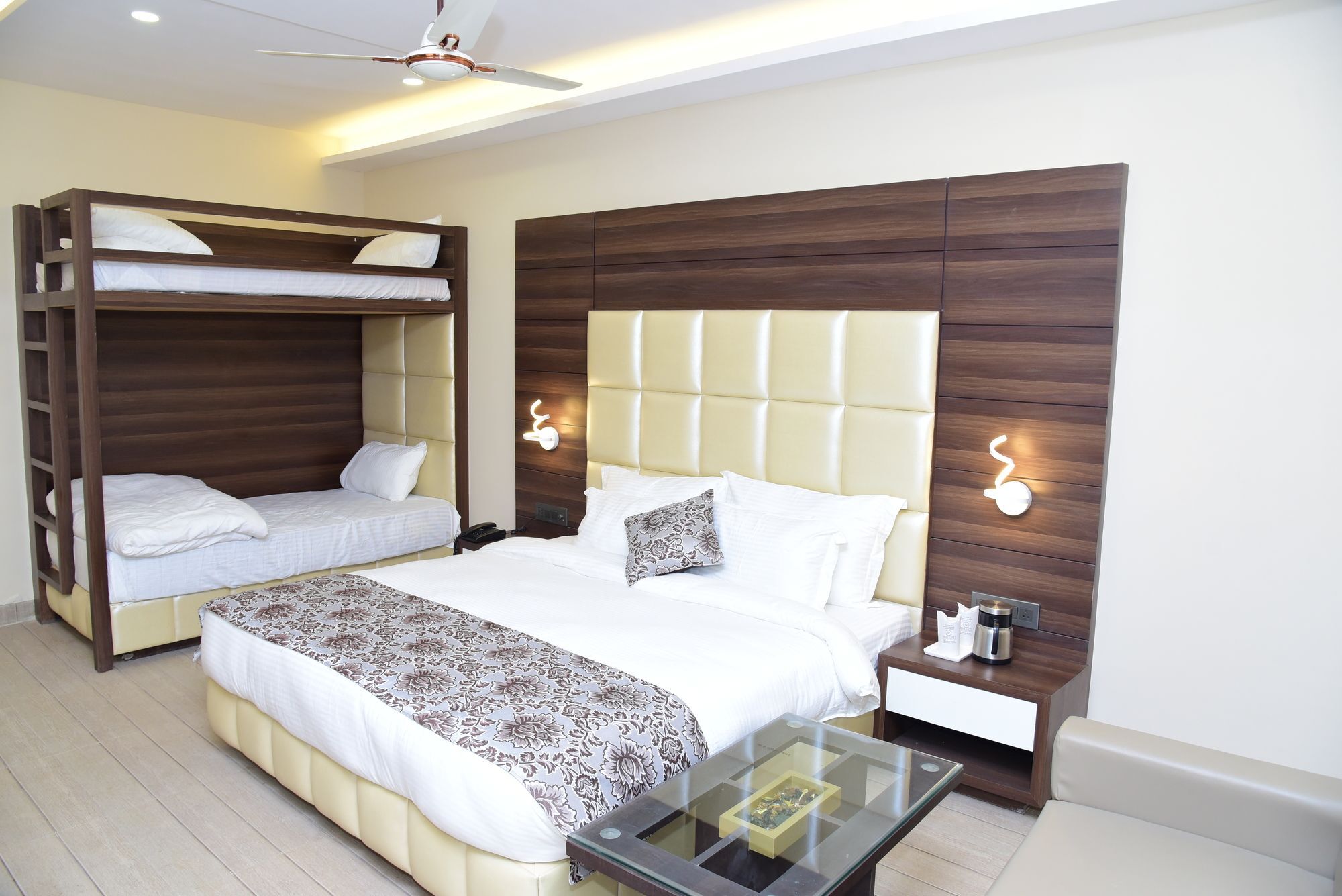 Moments Hotell Lucknow Eksteriør bilde