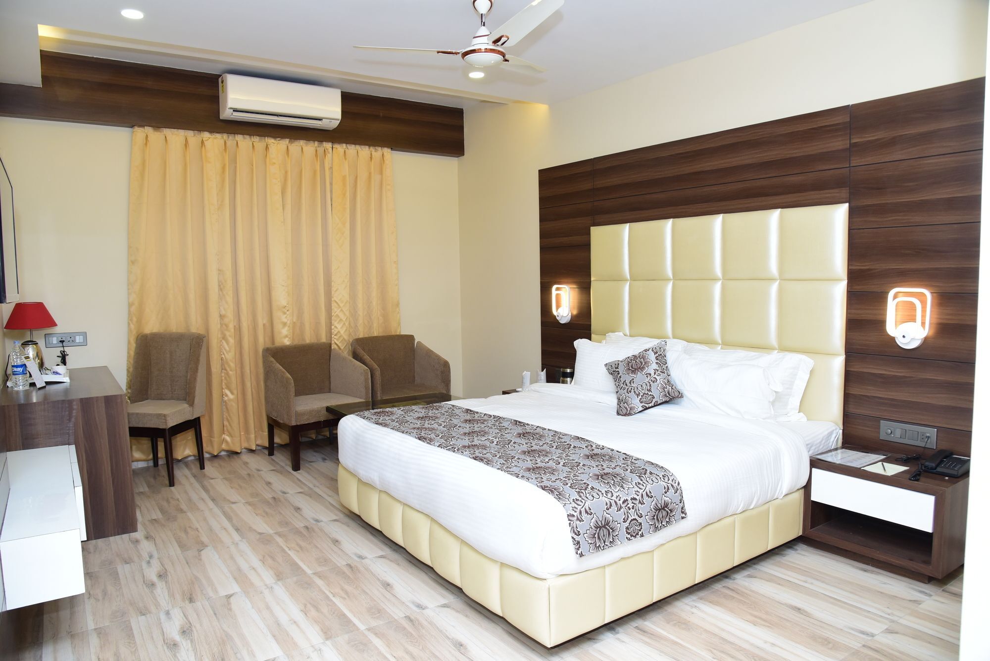 Moments Hotell Lucknow Eksteriør bilde