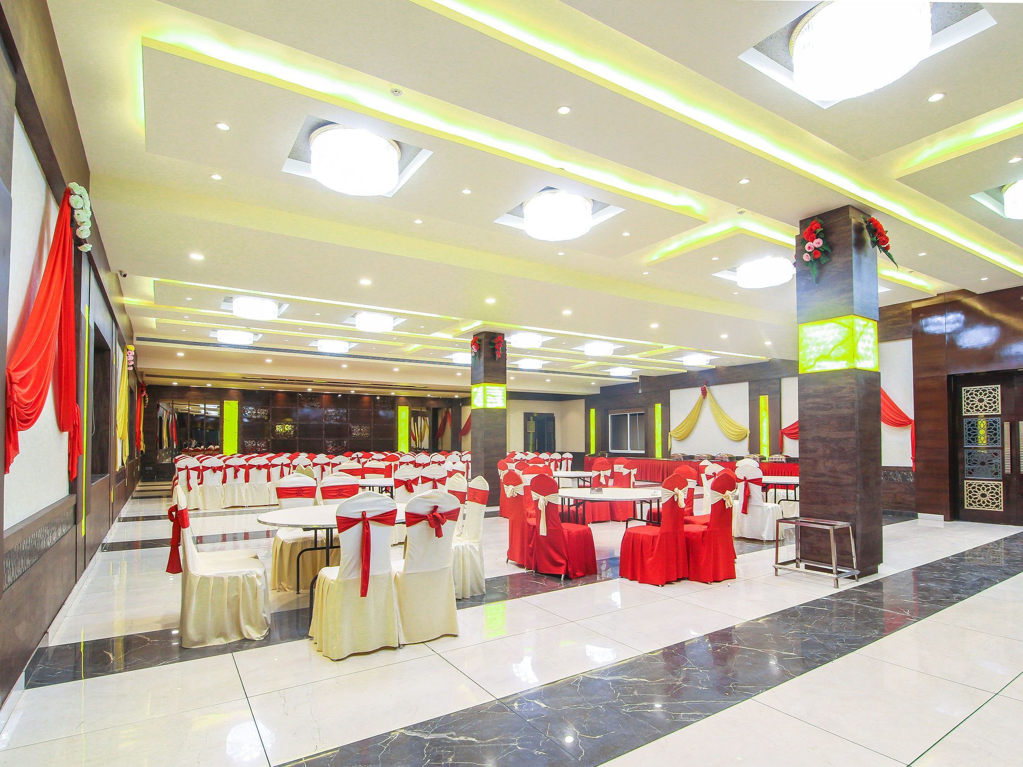 Moments Hotell Lucknow Eksteriør bilde